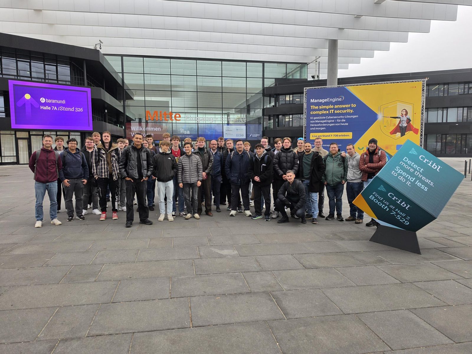 Gruppenfoto der Klassen IFS12b, IFA12b und ITK11a vor dem Eingang der it-sa in Nürnberg